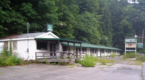 Abandoned_motel_Pond_Eddy_NY.jpg